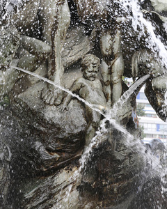在海王星缶水在哭泣的婴儿男孩雕像