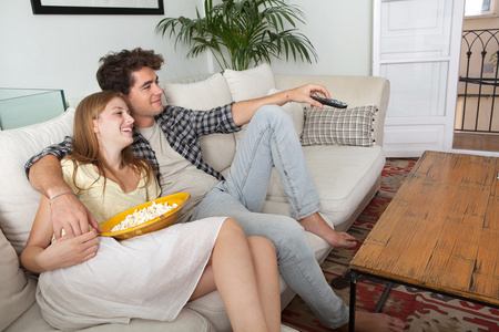 一对夫妇在电视上吃爆米花