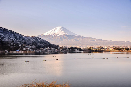 富士山秋季在河口湖雪山, 富士山是著名的日本山, 旅游人士称富士山为富士, 富士山, 富士山, 富士三, 日本