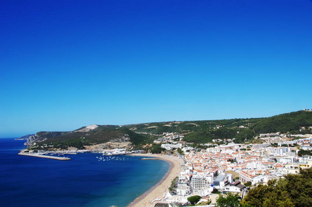 在葡萄牙的塞新布拉海滩的视图
