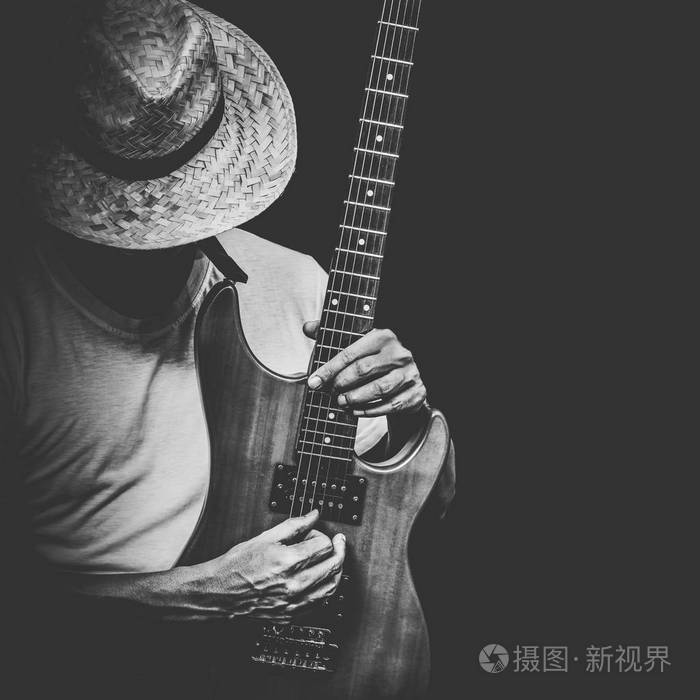 男艺人演奏电吉他黑色和白色