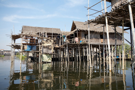 缅甸湖上传统的木制高跷房屋