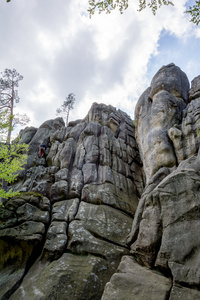 男登山者攀登岩石