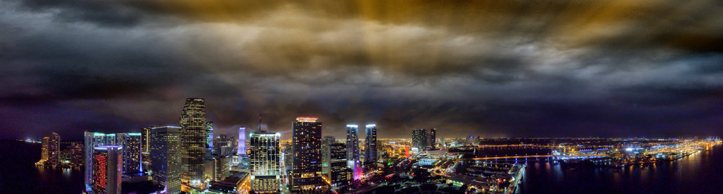 全景空中的夜景迈阿密在黄昏后图片