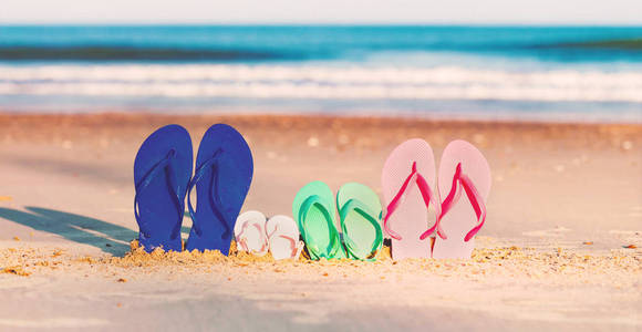 在海滩的多彩凉鞋