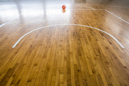 在健身房地板篮球球