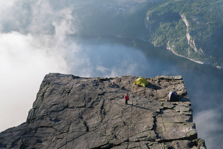 关于岩石 Preikestolen，挪威的女孩