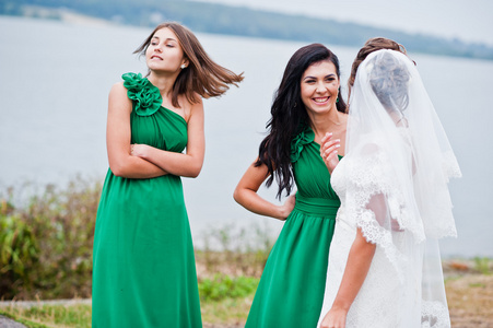 两个伴娘绿色礼服的新娘