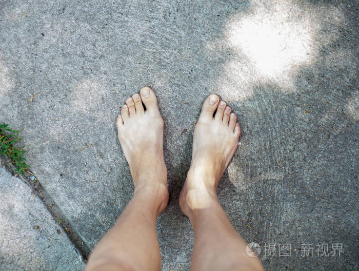 两条赤脚脚在水泥地板上