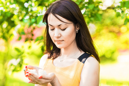 在春天开花树木的年轻亚洲女人的画像