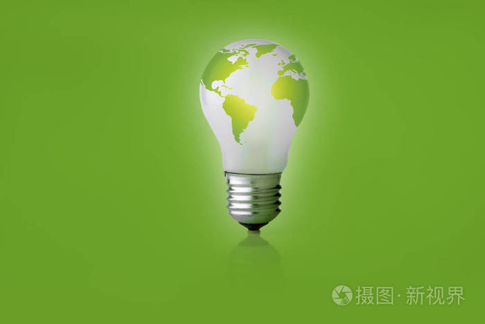 在绿色背景上的节能灯
