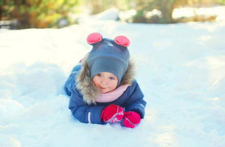 快乐的小孩躺在雪地上，玩，在冬季的一天