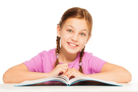 一个微笑女生与她的教科书