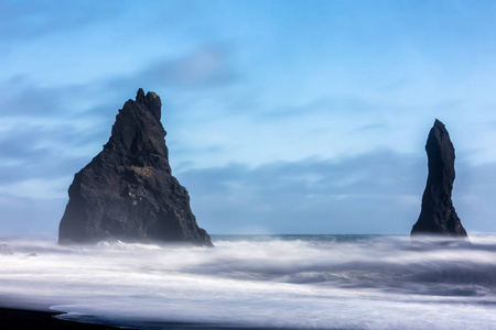 在 Reynisfjara 火山海滩暴风雨天气