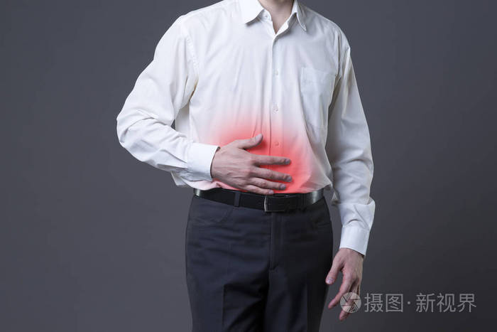 腹痛,胃痛灰色背景的人