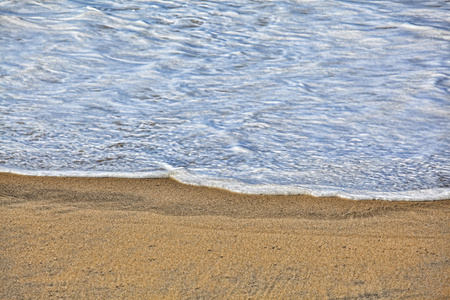 海浪在岸上