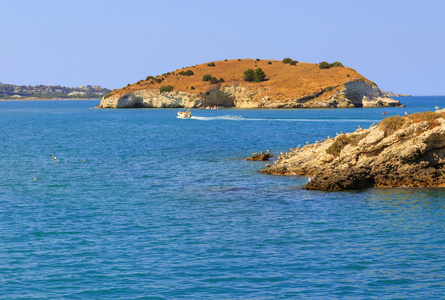 夏天的海景。Gargano 海岸 Vieste.Apulia 意大利 Portonuovo 湾海滩是一连串的精细的沙丘，