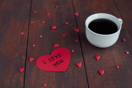 我爱你，消息和杯咖啡木制的桌子上。情人节的概念