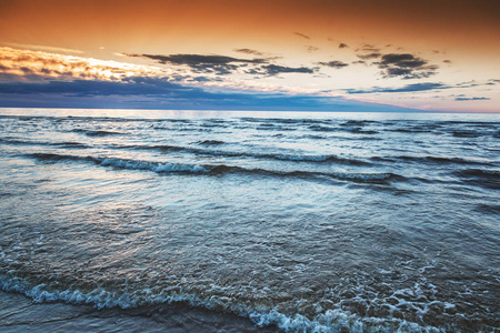 在海上，波罗的海的美丽日落