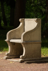 在公园里的旧罗马风格扶手椅。