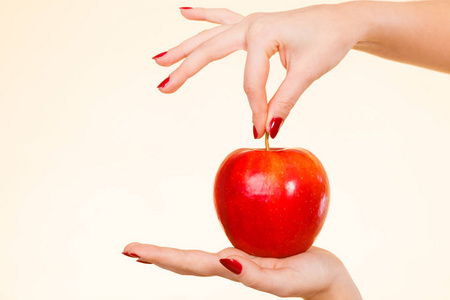 女人手拿着美味的红苹果