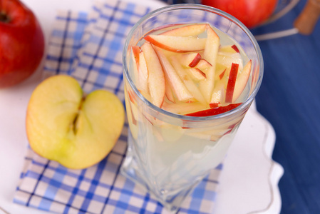 苹果酒在桌上的水果与玻璃关闭