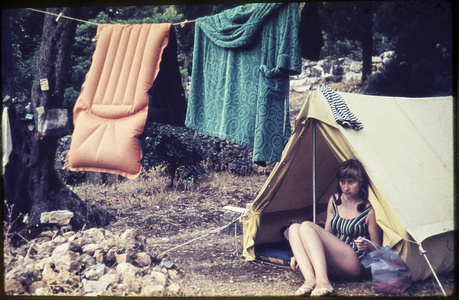原始的复古色调幻灯片从 20 世纪 60 年代，年轻的女人坐在她的帐篷