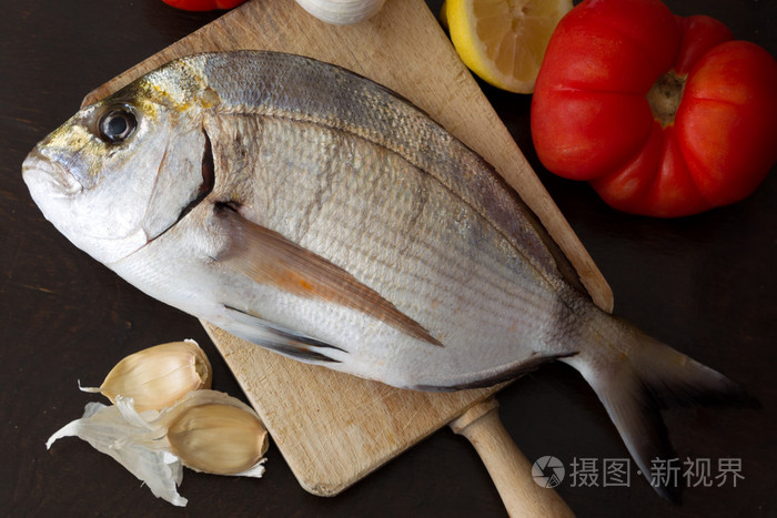 船上的新鲜海鲷鱼 (棘鬣鱼)