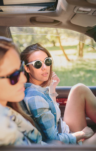 休息坐在车内的两个年轻女人
