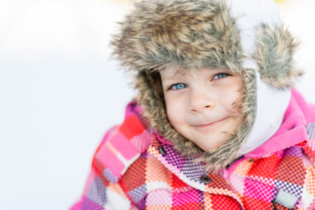快乐的孩子女孩在玩一个冬天在大自然中漫步