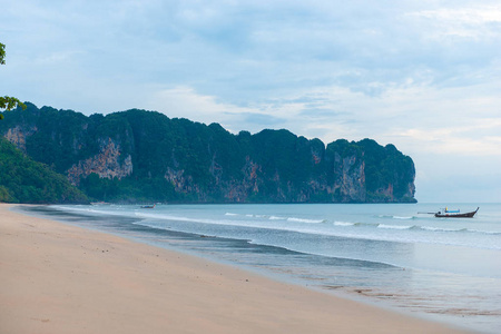 在阴天和山的看法上海滩泰国甲米