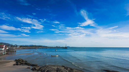 热带海滩与清澈的水和蓝蓝的天空