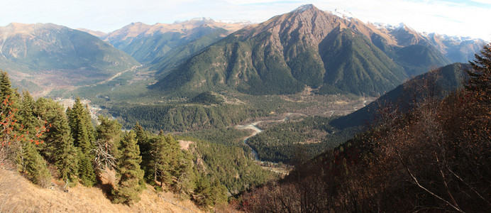 阿尔赫兹村庄和高加索山脉全景