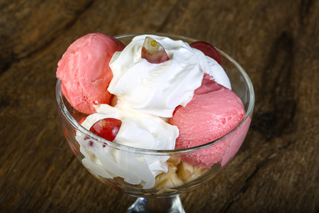 甜甜的冰淇淋和水果