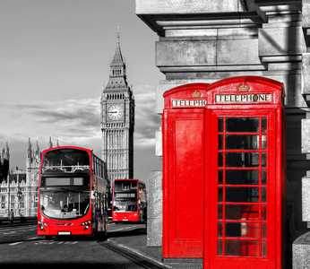 伦敦大笨钟 双辆双层巴士与在英国，英国的红色电话亭的符号