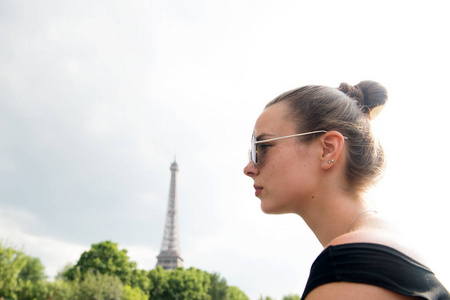 女孩看着埃菲尔铁塔在巴黎，法国