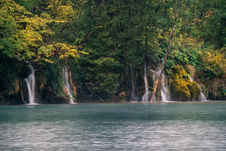 美丽的大自然秋天和十六国家公园，克罗地亚的瀑布