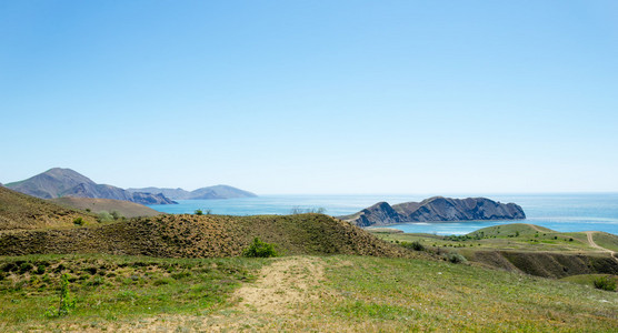 群山连绵入海