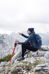 女登山者在山中