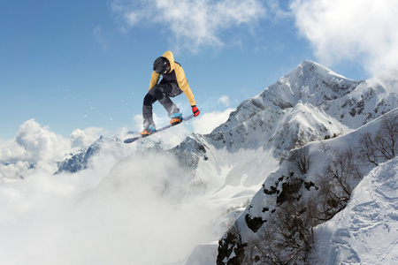 山上的飞行滑雪板。极限运动