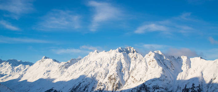 奥地利滑雪胜地胡志明市与滑雪者的全景