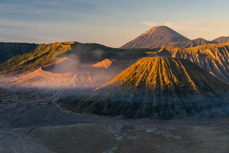 美丽的日出，在溴活跃的火山山，东爪哇，我