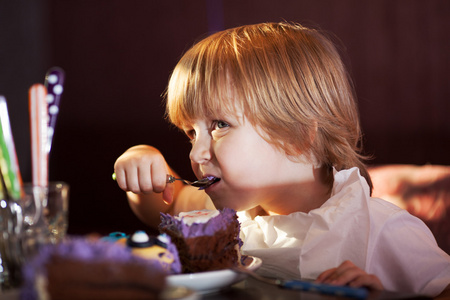 小男孩吃巧克力蛋糕
