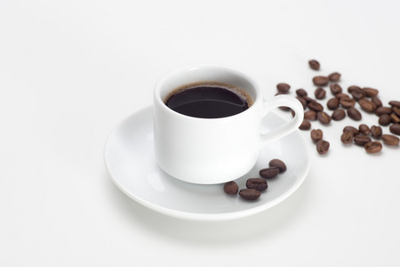 杯咖啡和咖啡豆在白色背景上