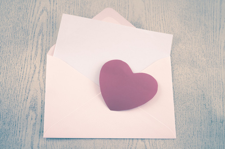 红色的心与粉红色的信封