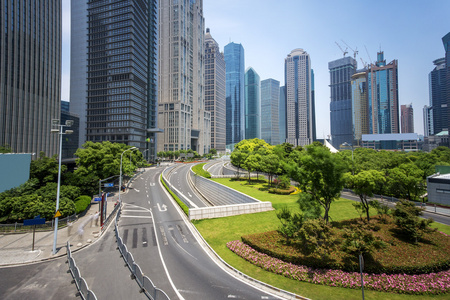 现代化的高楼大厦和市城市道路