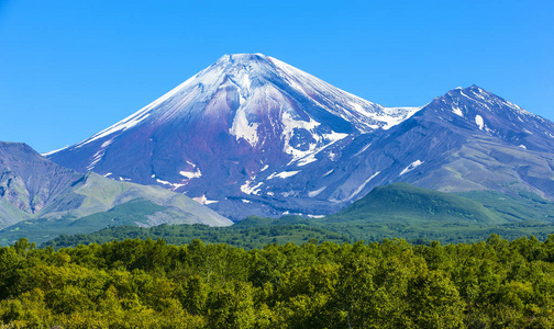 灯光在堪察加半岛火山在秋天