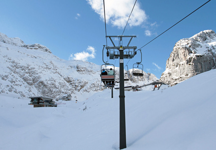 在阿尔卑斯山的滑雪缆车