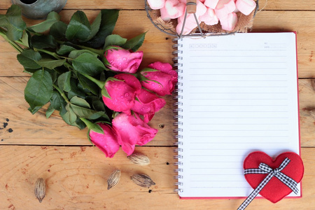 玫瑰和笔记本的情人节那天的心