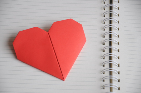 笔记本用的心将发送到你的爱人在情人节那天